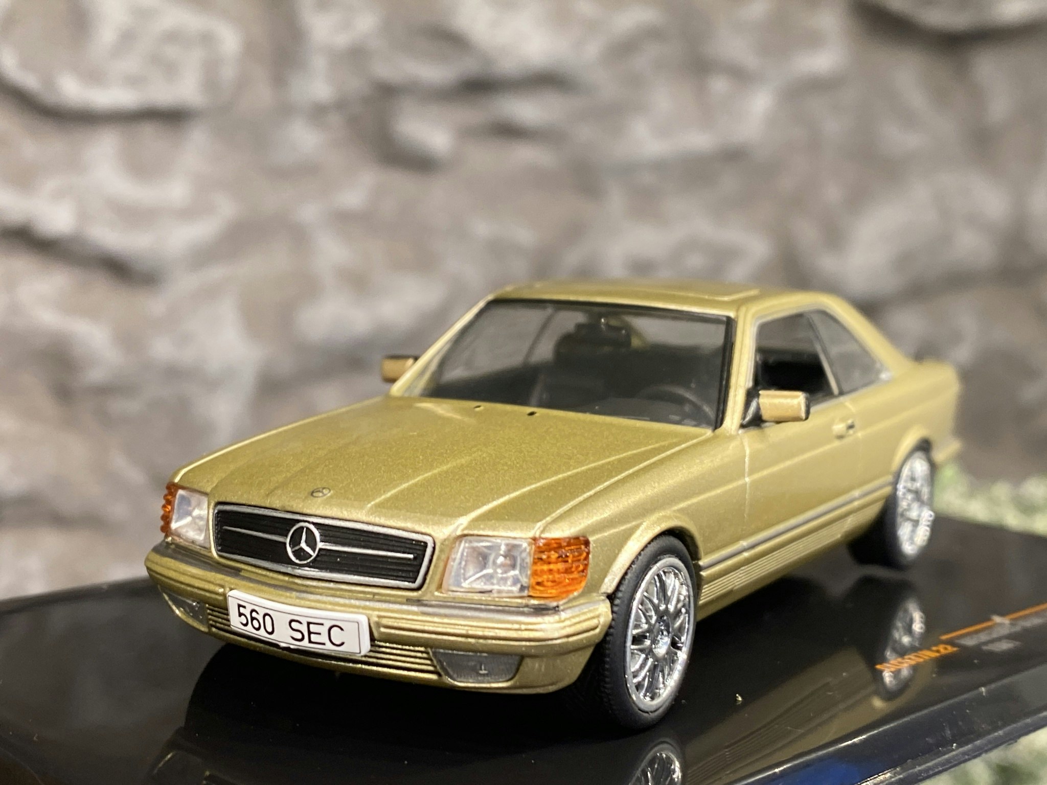 Skala 1/43 Mercedes-Benz 560 SEC (C126) Beige met. 81' fr IXO models