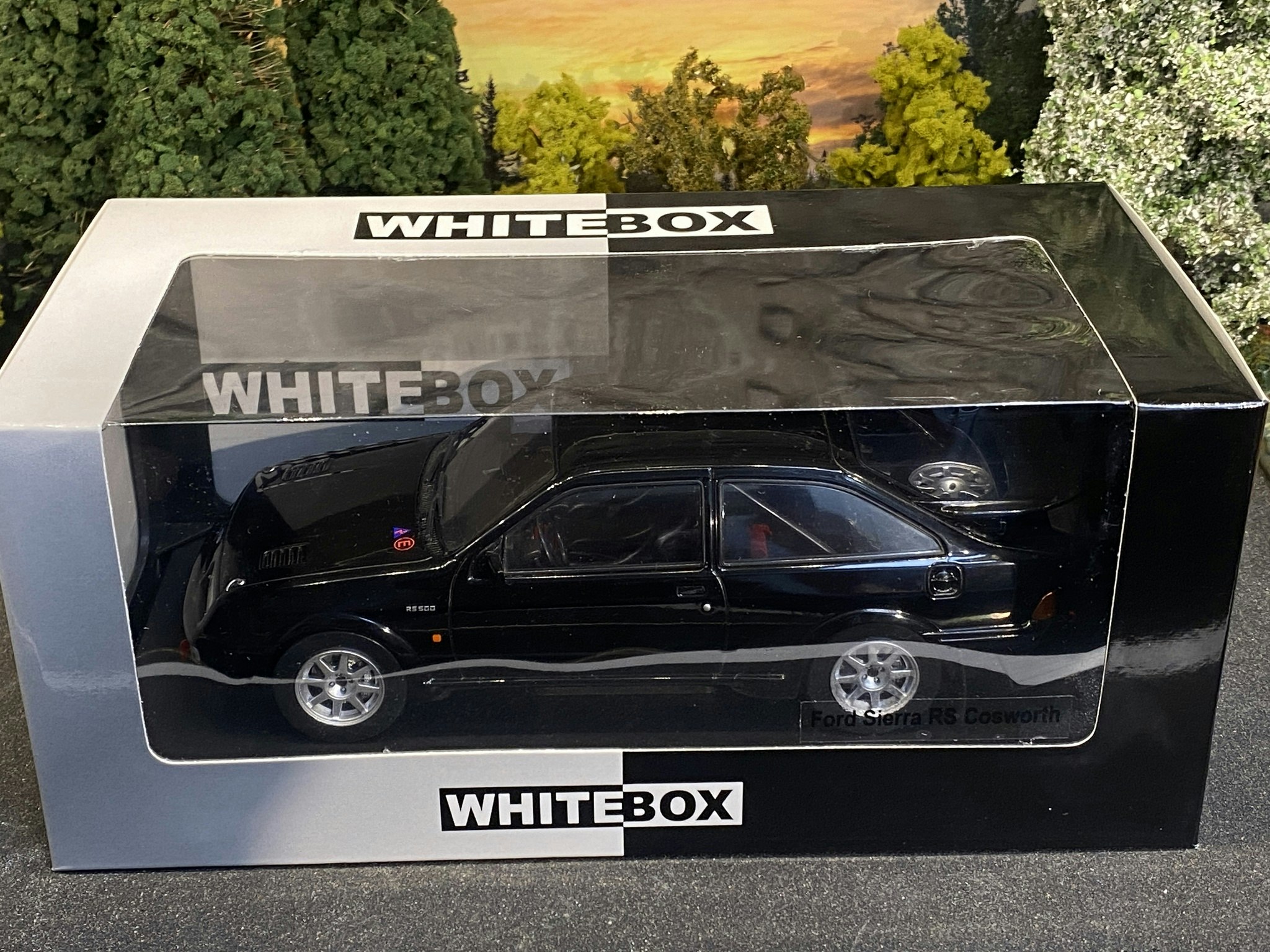 Skala 1/24 Ford Sierra RS Cosworth, Black fr WhiteBox