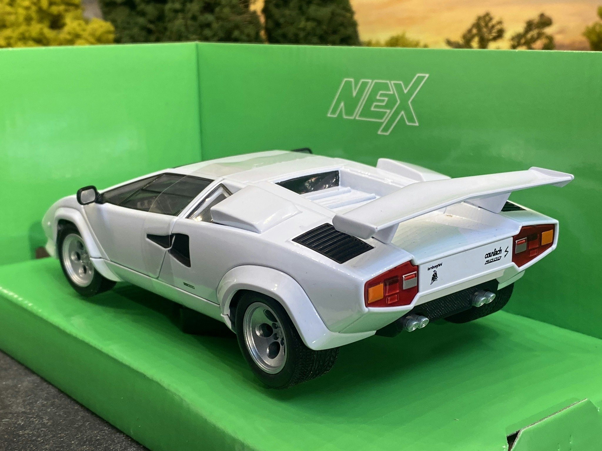 Skala 1/24 Lamborghini Countach LP 5000 S, White fr Nex models / Welly