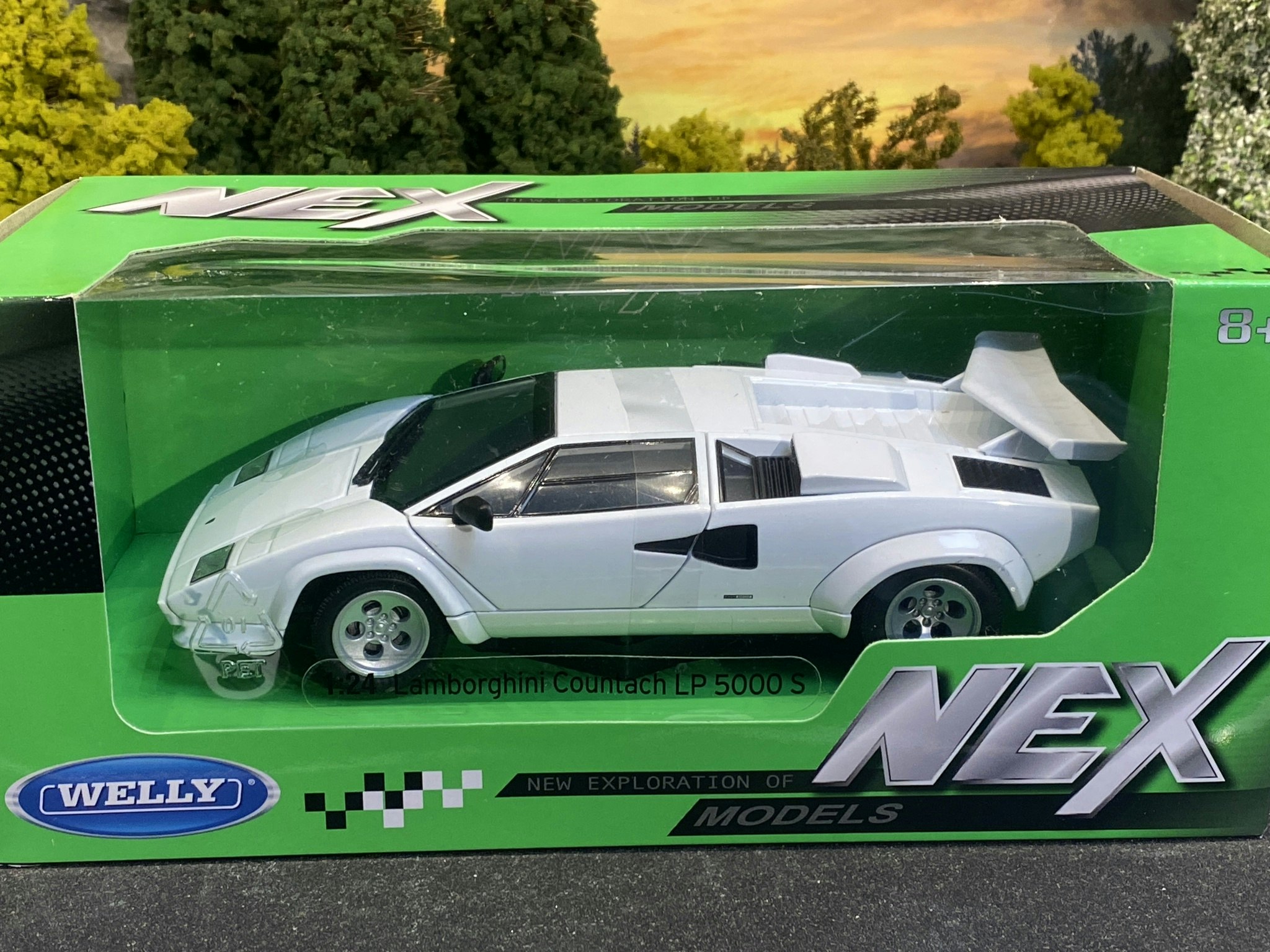 Skala 1/24 Lamborghini Countach LP 5000 S, White fr Nex models / Welly