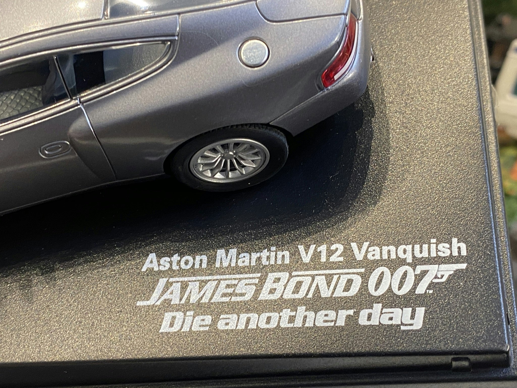 Skala 1/32 Analog Slotcar fr Carrera: Aston Martin V12 Vanquish James Bond 007 - Die another day