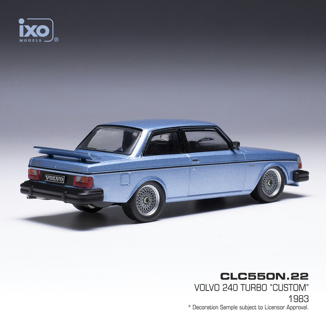 Skala 1/43 Volvo 240 Turbo Custom, Light blue met. 1983 fr IXO Models