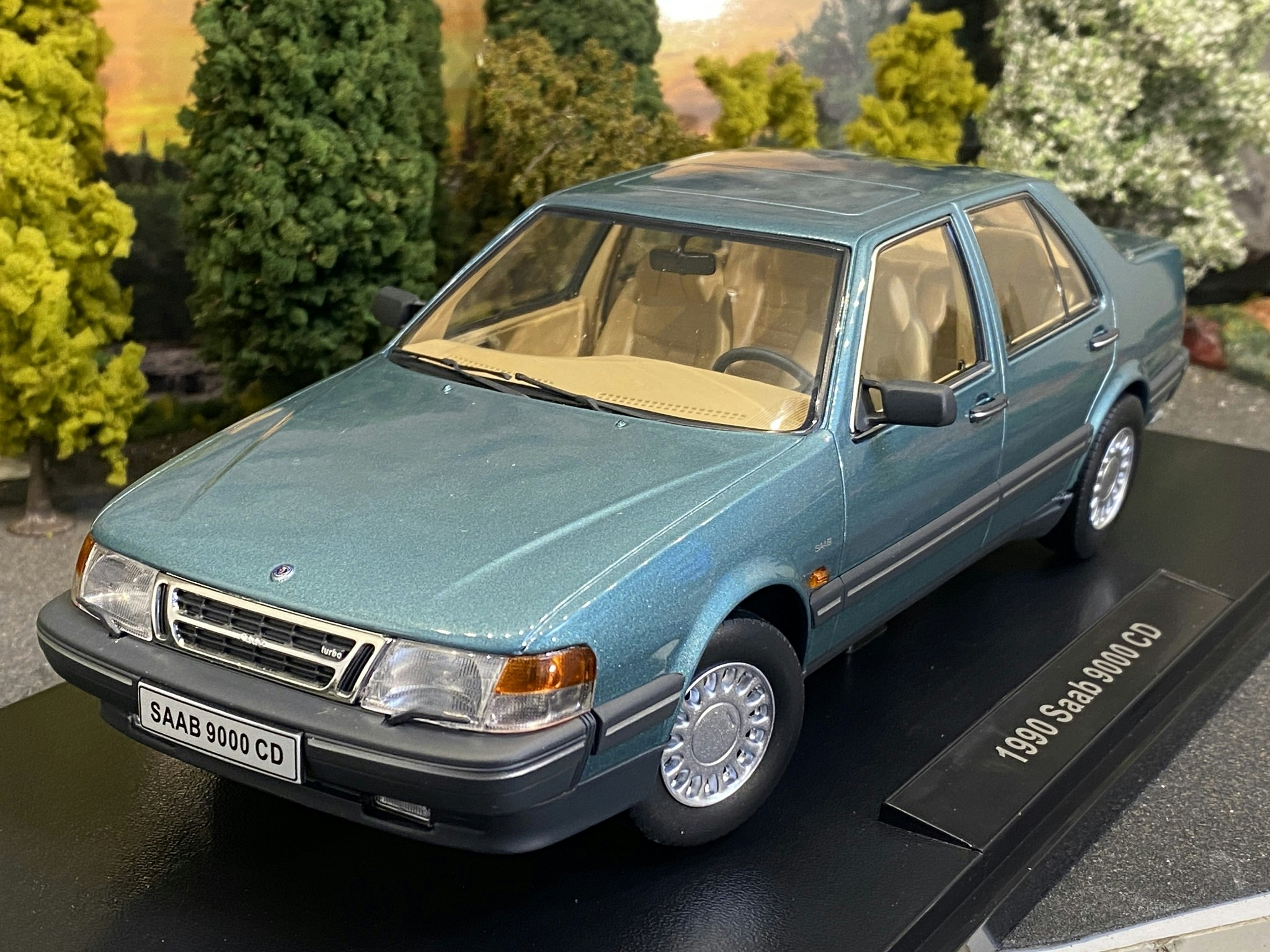 Skala 1/18 SAAB 9000 CD Turbo, Beryl Metallic fr Triple9 Collection