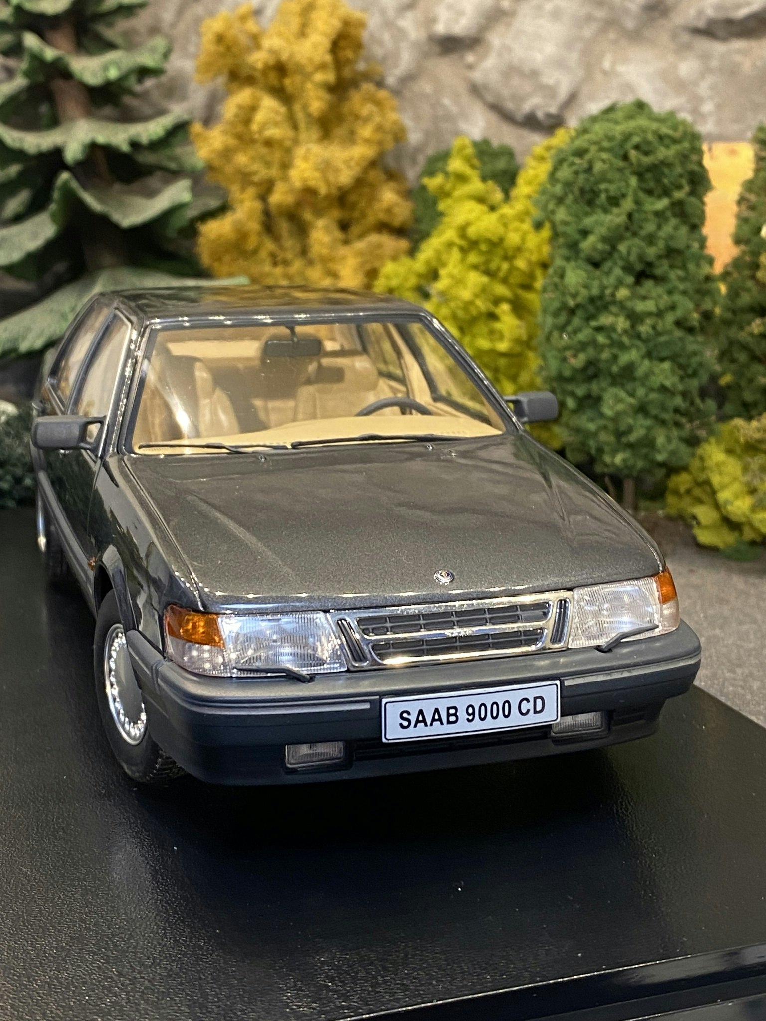 Skala 1/18 SAAB 9000 CD Turbo, Grey Metallic fr Triple9 Collection