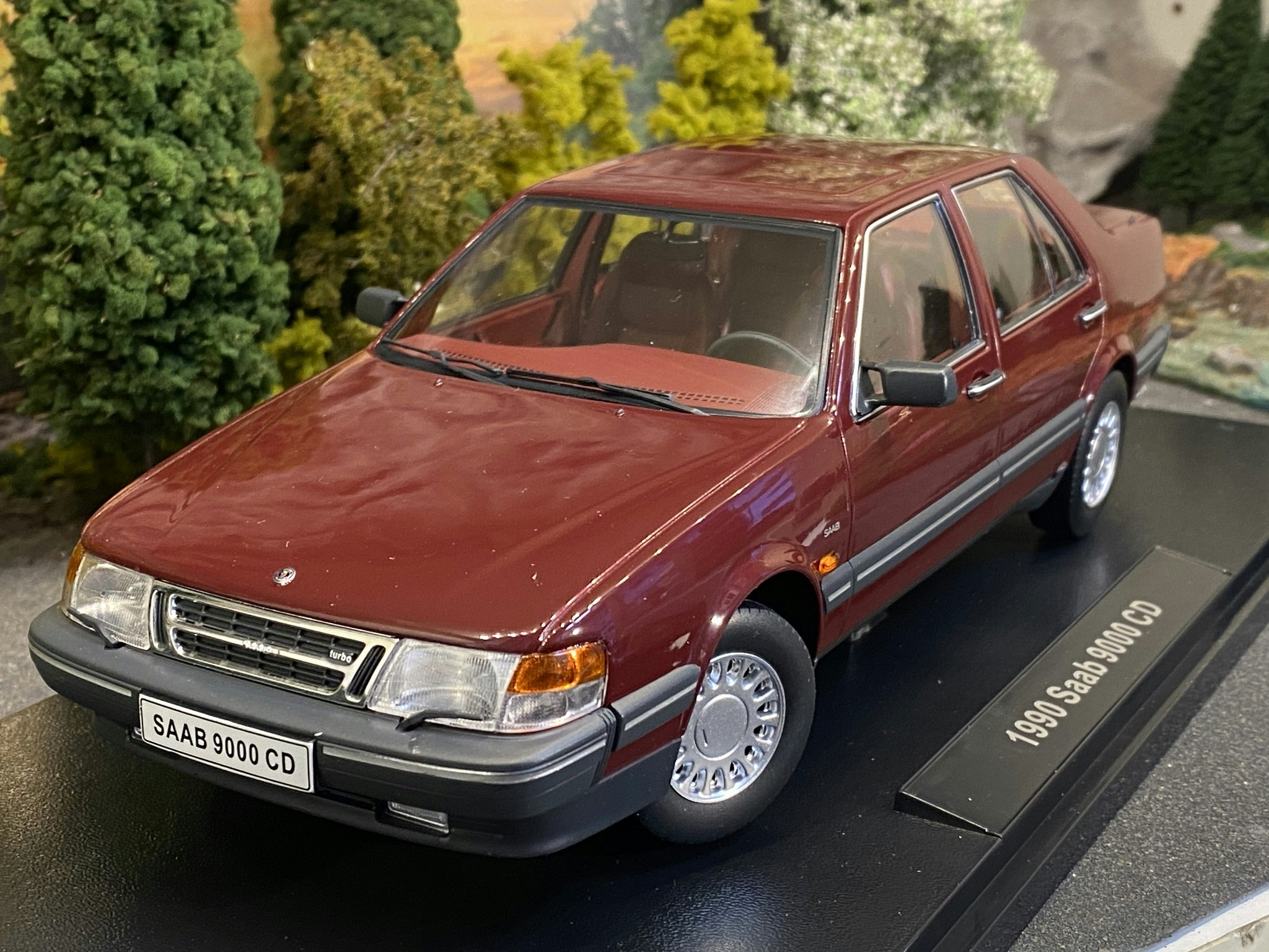 Skala 1/18 SAAB 9000 CD Turbo, Dark red Metallic fr Triple9 Collection