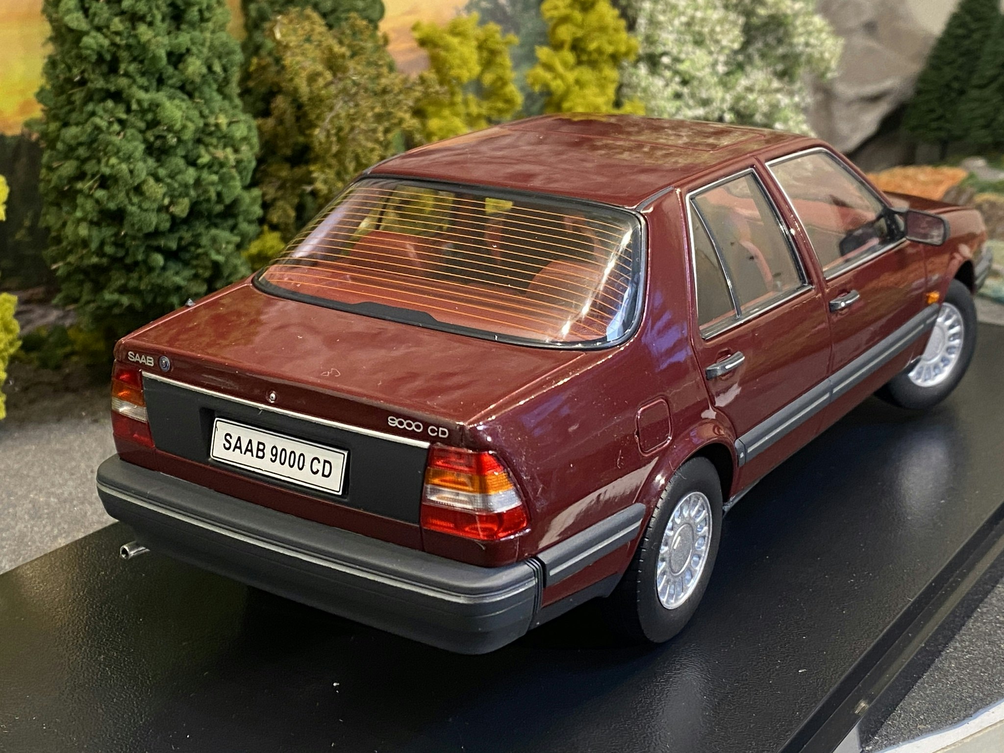 Skala 1/18 SAAB 9000 CD Turbo, Dark red Metallic fr Triple9 Collection