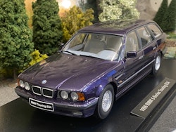 Skala 1/18 BMW 5-series Touring E34 96' Techno Violet met fr Triple9 Collection