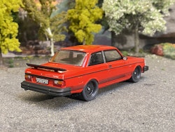 Skala 1/43 Volvo 242 (240) Custom, red, 1980' fr IXO Models