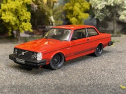 Skala 1/43 Volvo 242 (240) Custom, red, 1980' fr IXO Models
