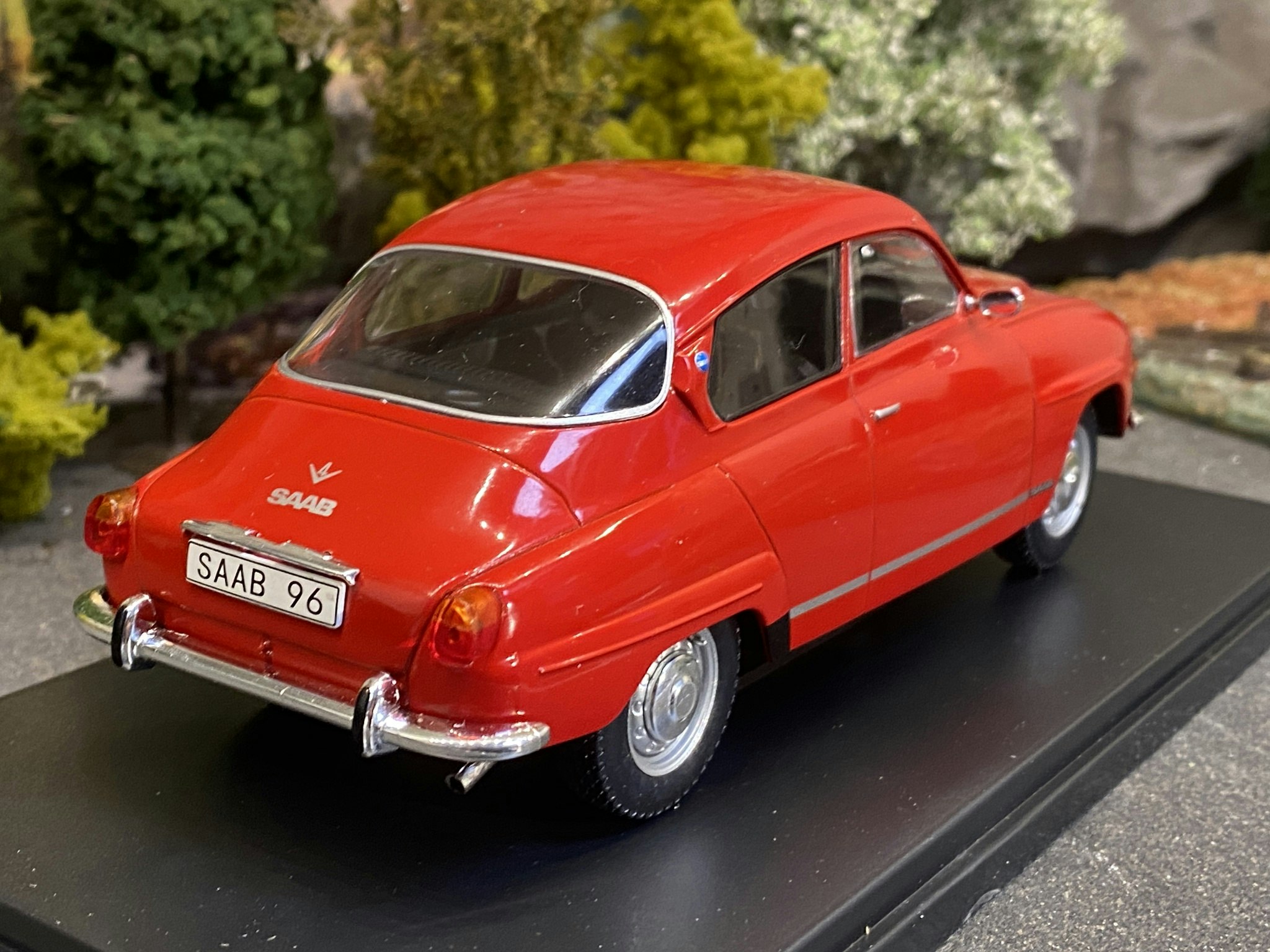 NEW! Skala 1/24 Saab 96 V4, red, 1970, red fr WhiteBox