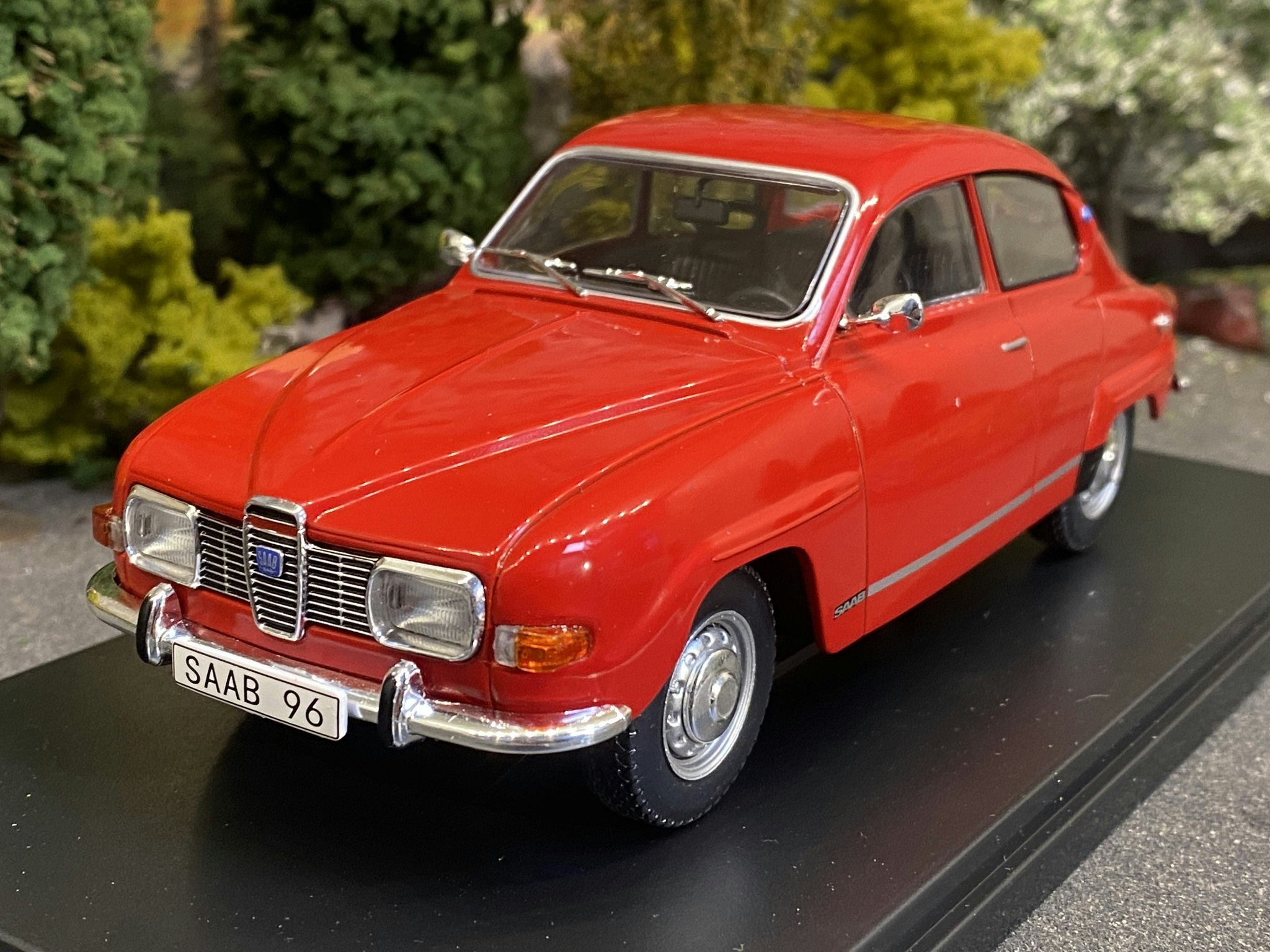 NEW! Skala 1/24 Saab 96 V4, red, 1970, red fr WhiteBox