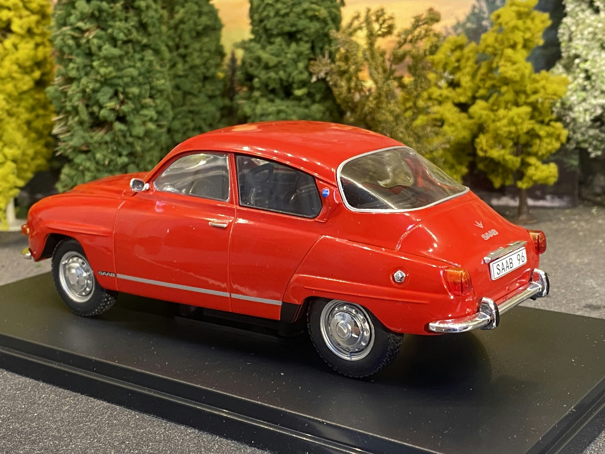 NEW! Skala 1/24 Saab 96 V4, red, 1970, red fr WhiteBox