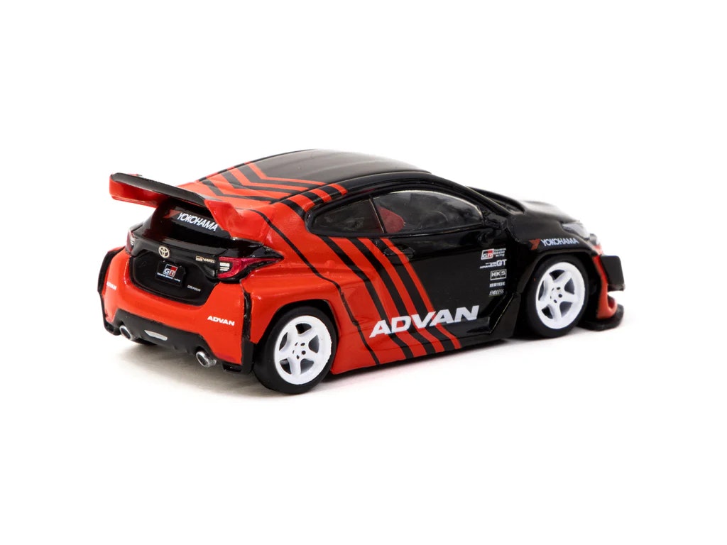 Skala 1/64 Pandem Yaris ADVAN with Plastic Truck Packaging fr Inno64
