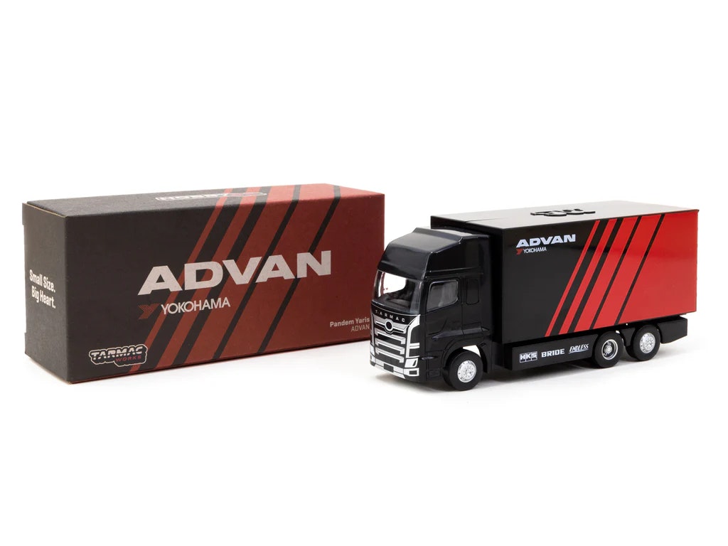 Skala 1/64 Pandem Yaris ADVAN with Plastic Truck Packaging fr Inno64