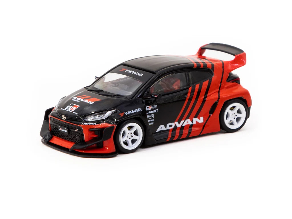 Skala 1/64 Pandem Yaris ADVAN with Plastic Truck Packaging fr Inno64