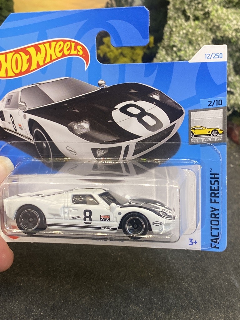 Skala 1/64 Hot Wheels: Ford GT40 #8