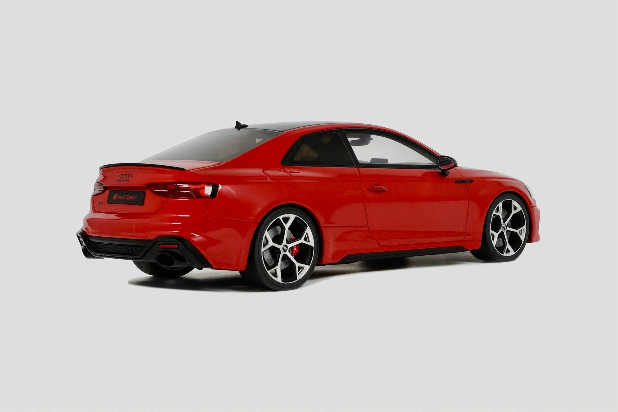Skala 1/18 Audi RS5, Competition Red 2023 GT457 fr GT Spirit
