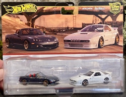 Skala 1/64 Hot Wheels PREMIUM 2-pack: 04 Mazda Mazdaspeed Miata & RX7 FC Pandem