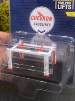 Skala 1/64 Four-Post lift / Fyrpelarlyft "Chevron Gasolines", Series 5 fr Greenlight