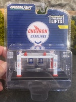 Skala 1/64 Four-Post lift / Fyrpelarlyft "Chevron Gasolines", Series 5 fr Greenlight