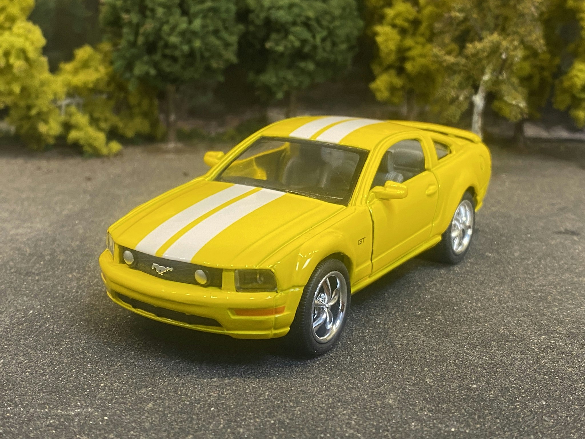 Skala 1/36 Ford Mustang 2006, Yellow w white stripes fr Kinsmart