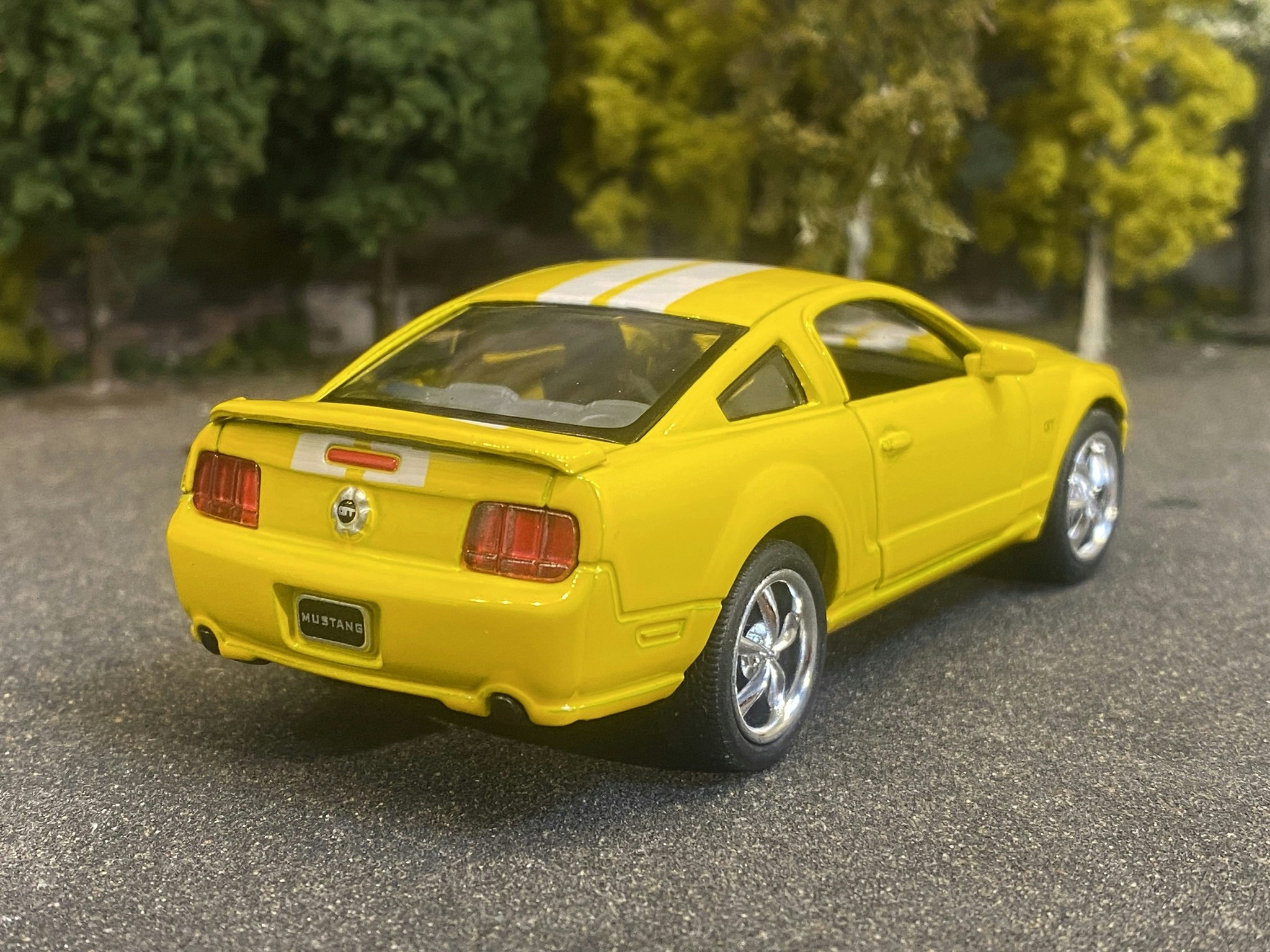 Skala 1/36 Ford Mustang 2006, Yellow w white stripes fr Kinsmart