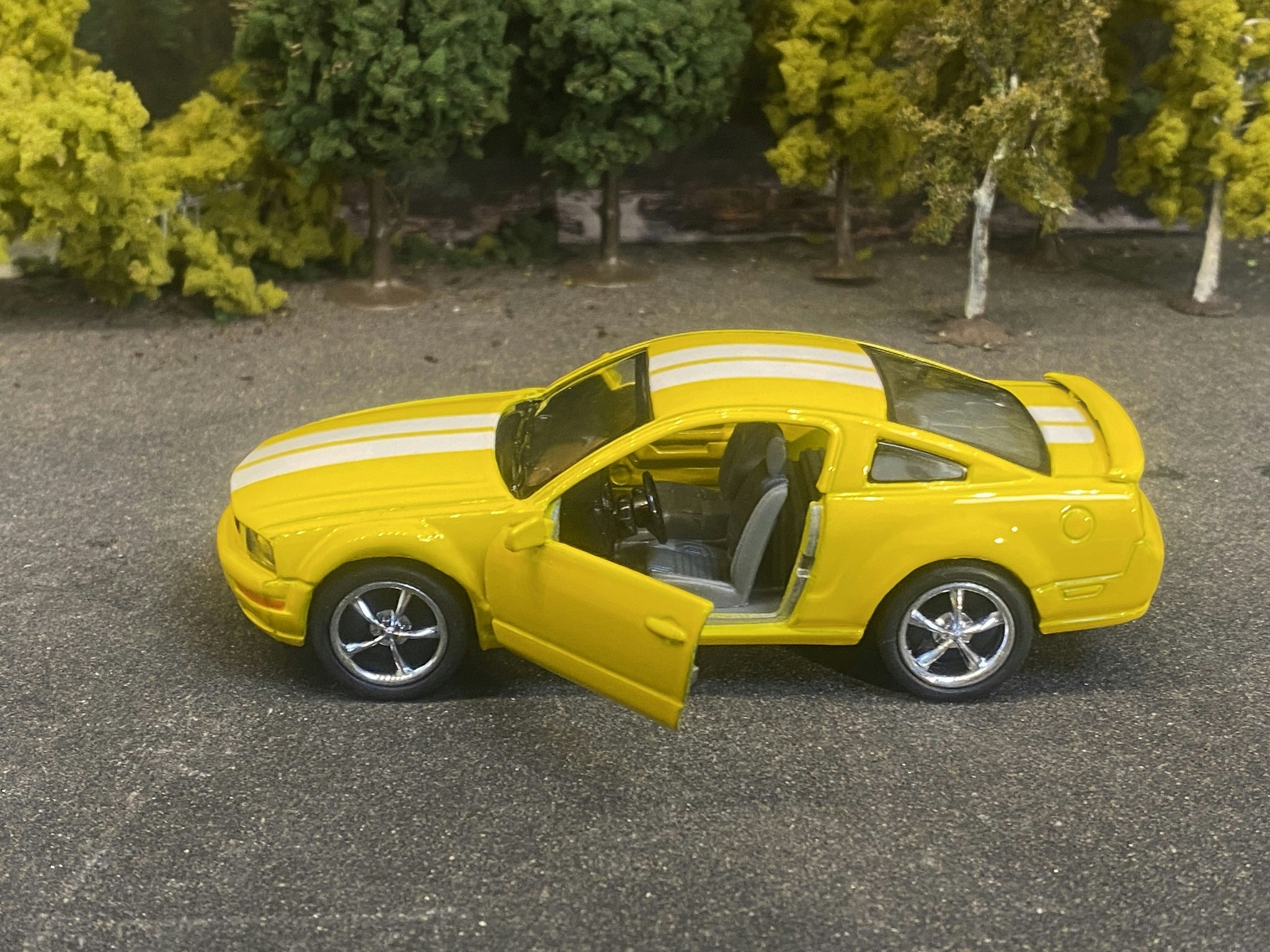 Skala 1/36 Ford Mustang 2006, Yellow w white stripes fr Kinsmart