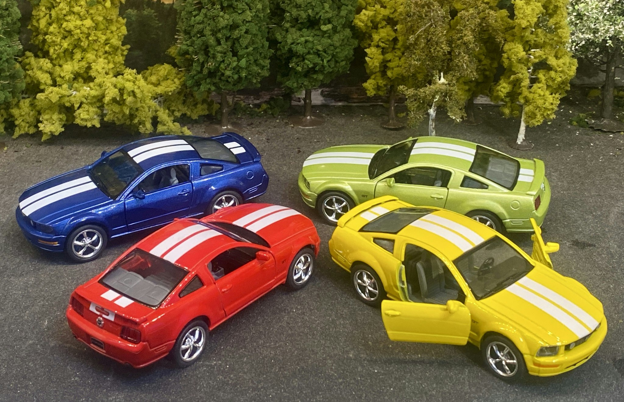 Skala 1/36 Ford Mustang 2006, Yellow w white stripes fr Kinsmart
