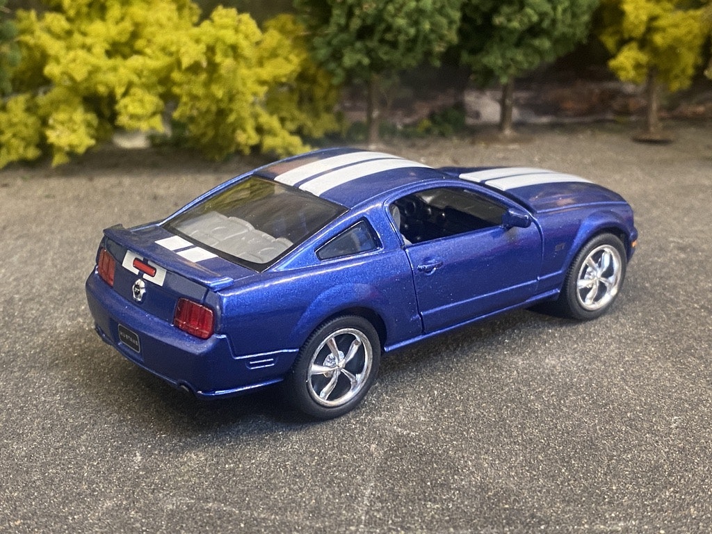 Skala 1/36 Ford Mustang 2006, Blue w white stripes fr Kinsmart