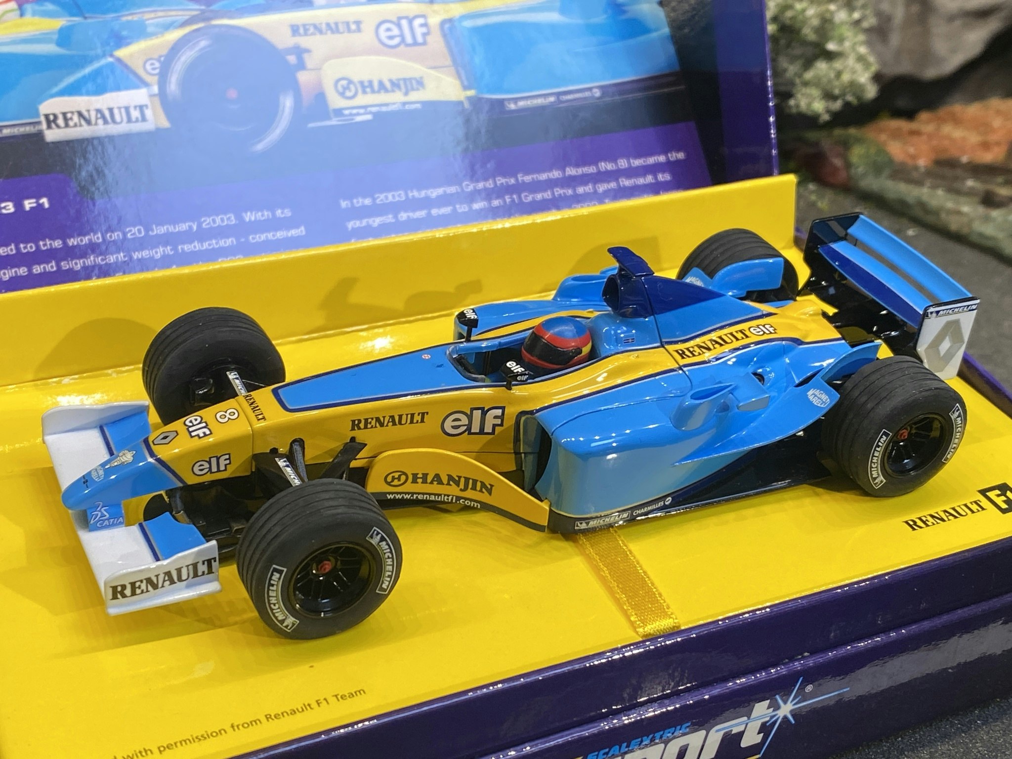 Scale 1/32 Analogue Slotcar - Renault R23 F1 F Alonso #8 fr Scalextric