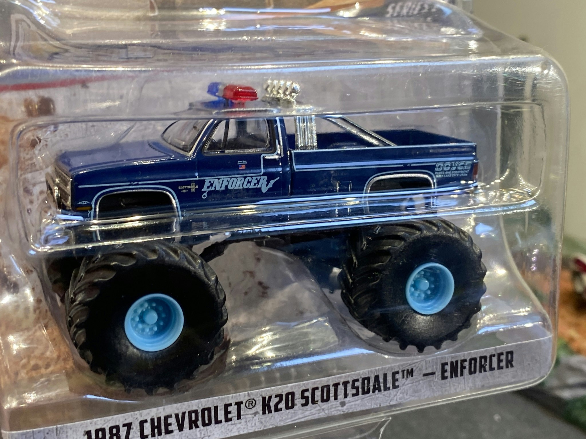 Skala 1/64 King of Crunch: 1987 Chevrolet K20 Scottsdale Enforcer fr Greenlight