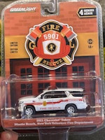 Skala 1/64 21' Chevrolet Tahoe Mastic Beach NY Volunteer FD  f Greenlight "Fire & Rescue"