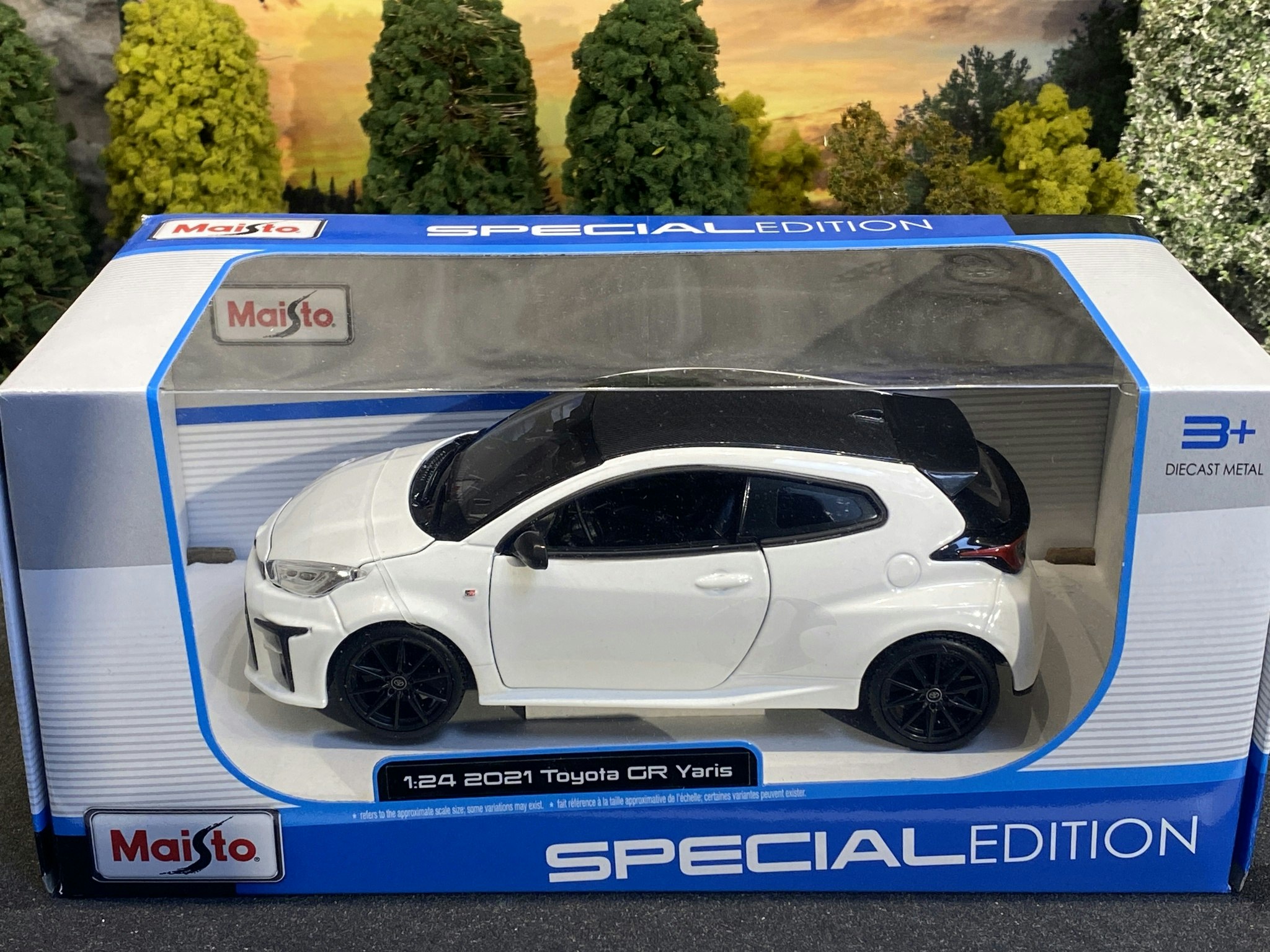 Skala 1/24 2021 Toyota GR Yaris White fr Maisto Special Edition