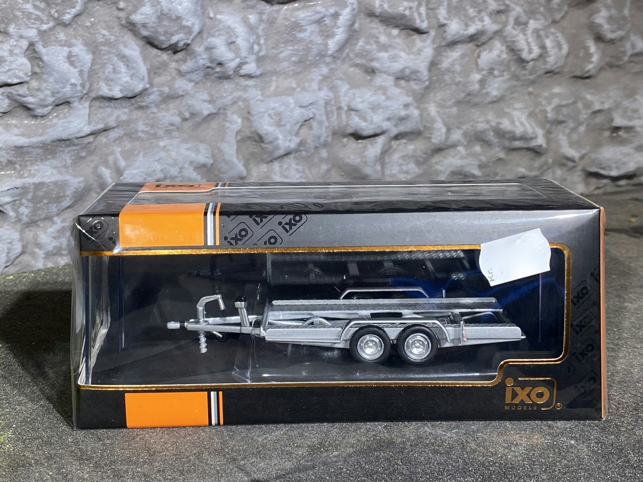 Skala 1/43 Biltransport, Boggie bilsläp /trailer, Silvrigt, från IXO Models