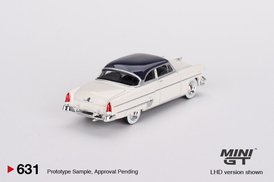 Skala 1/64 - Lincoln Capri 1954 Arctic White/Atlantic Blue fr MINI GT (631)