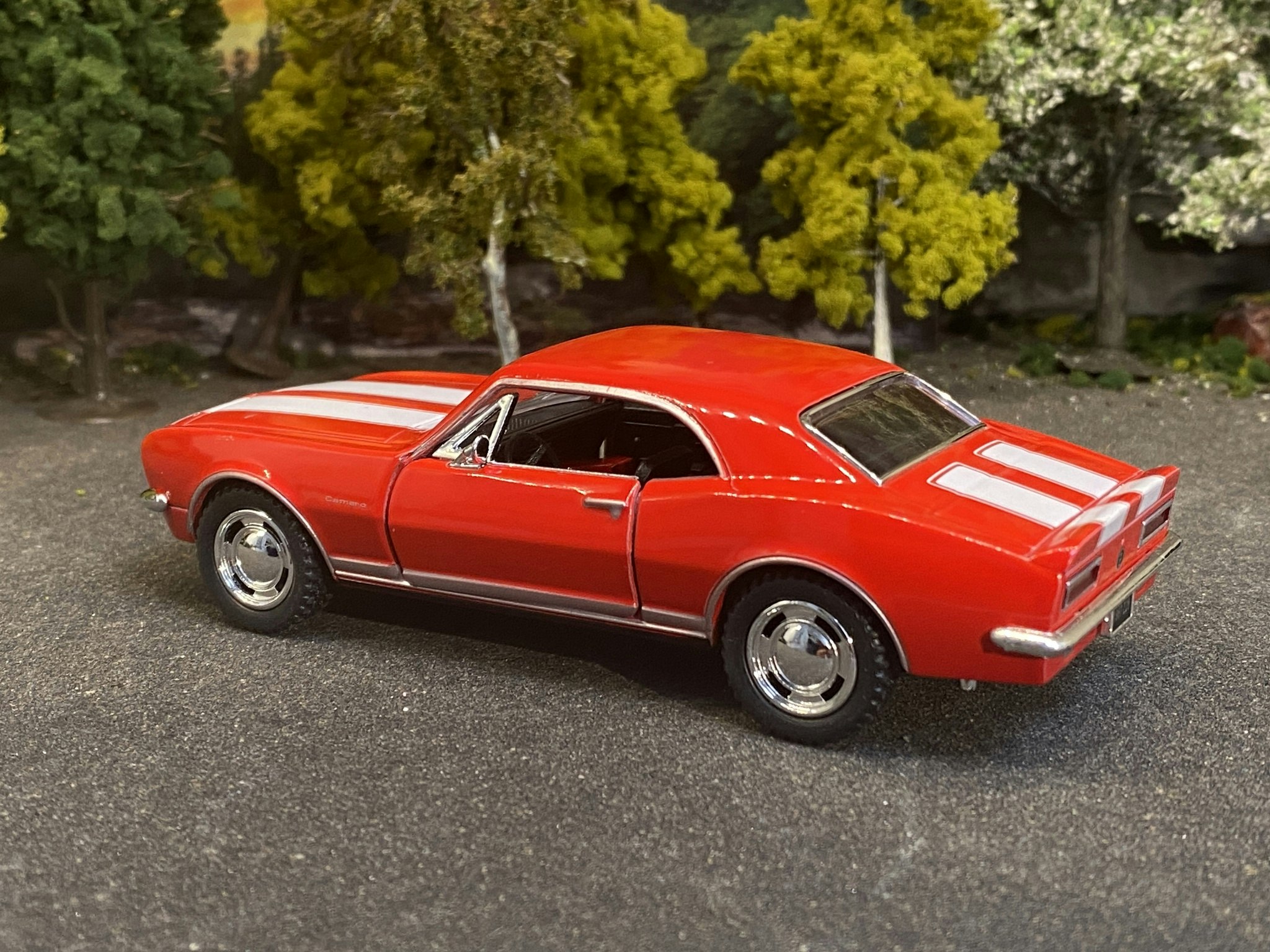 Skala 1/37 Chevrolet Camaro 1967, Red w stripes fr Kinsmart