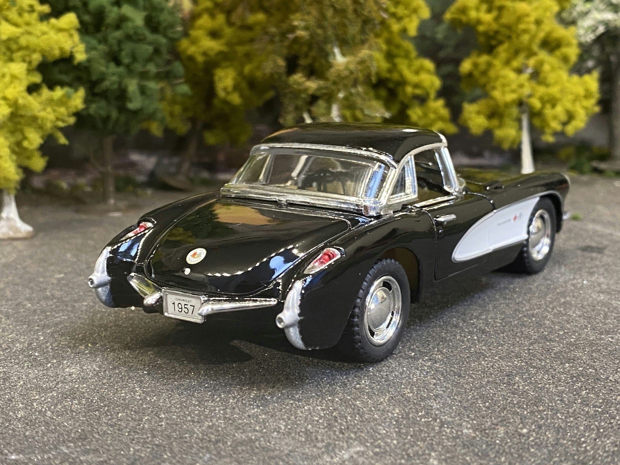Skala 1/34 Chevrolet Camaro 1957, Black / white fr Kinsmart