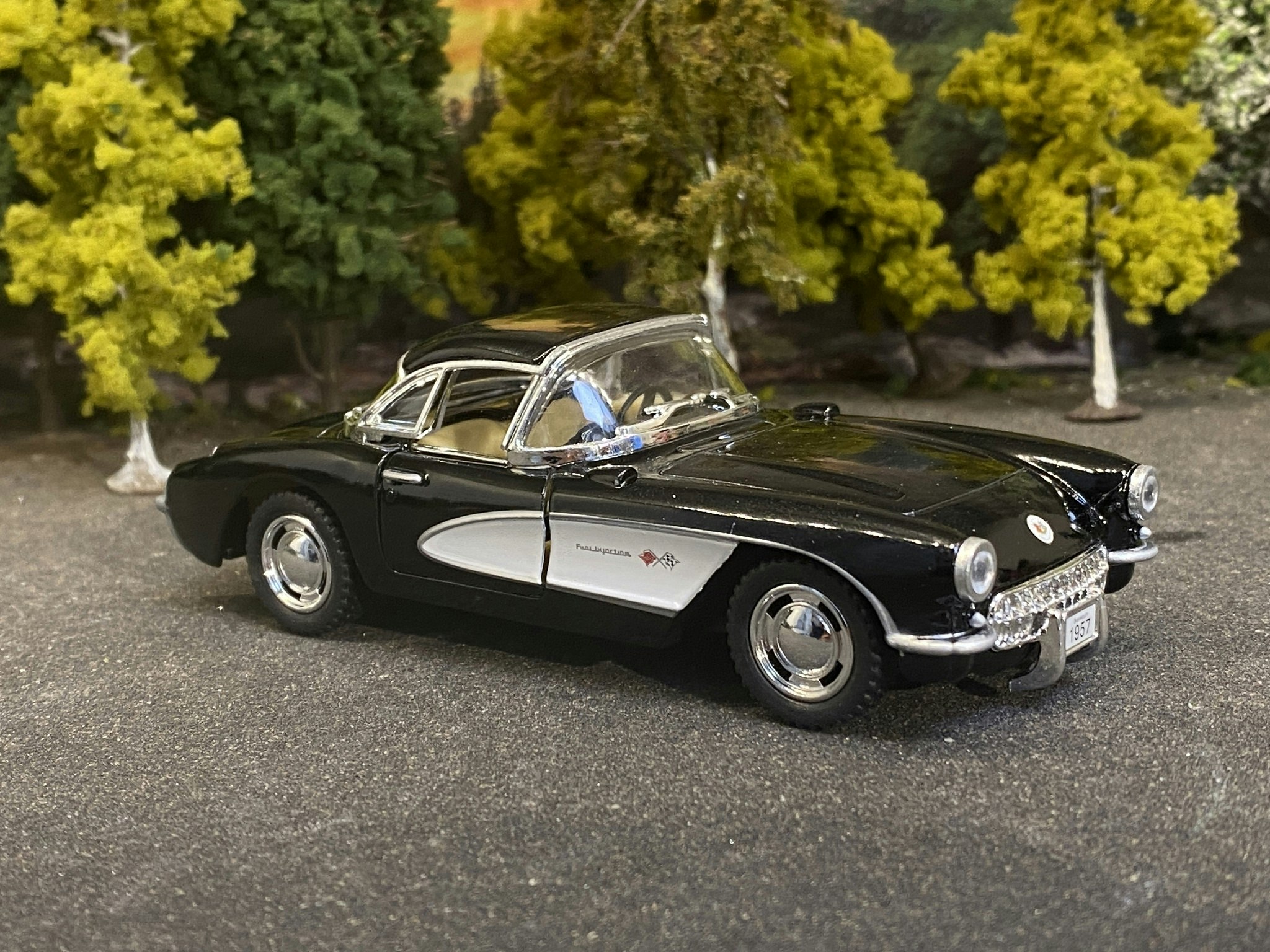 Skala 1/34 Chevrolet Camaro 1957, Black / white fr Kinsmart