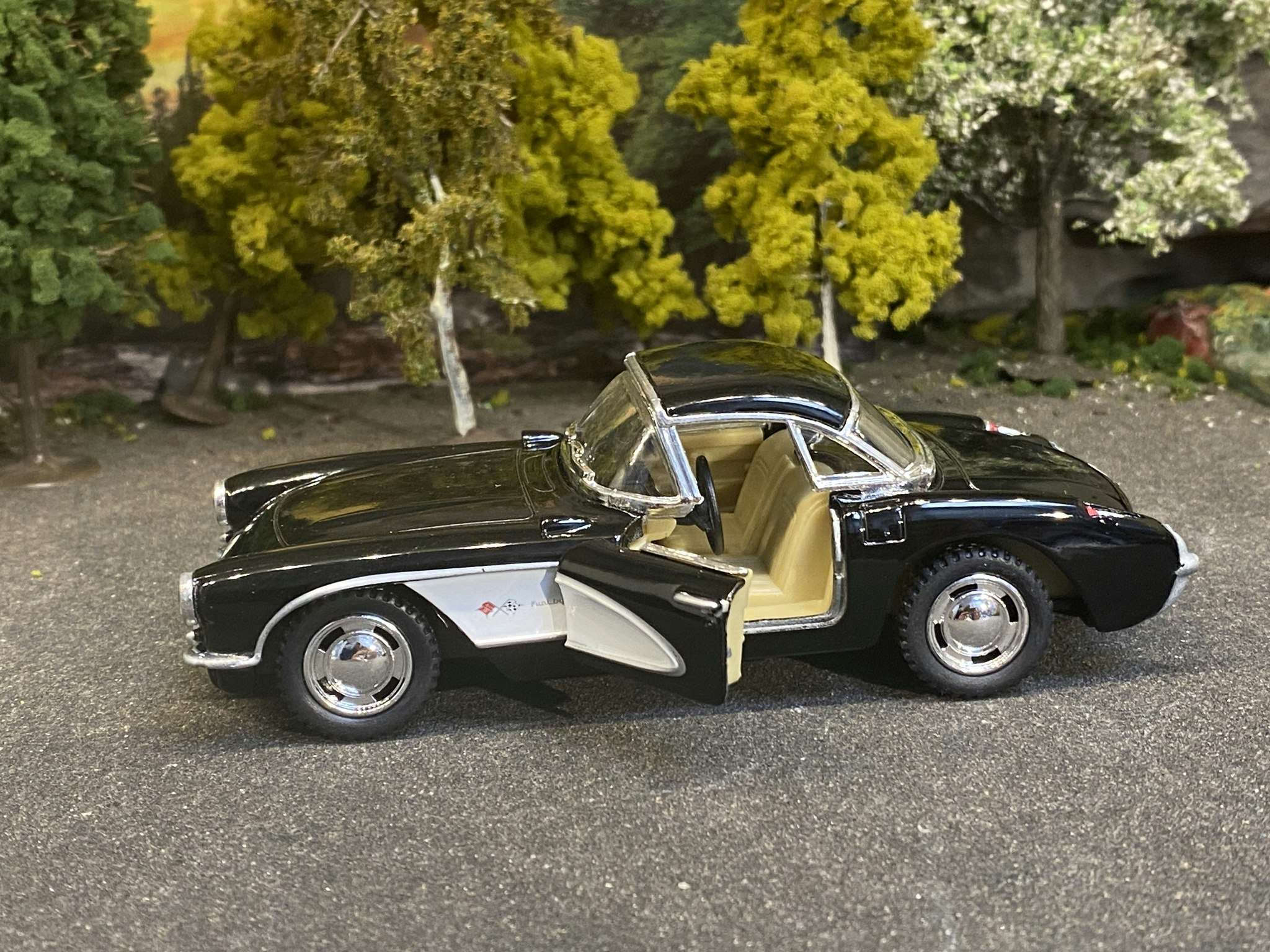 Skala 1/34 Chevrolet Camaro 1957, Black / white fr Kinsmart