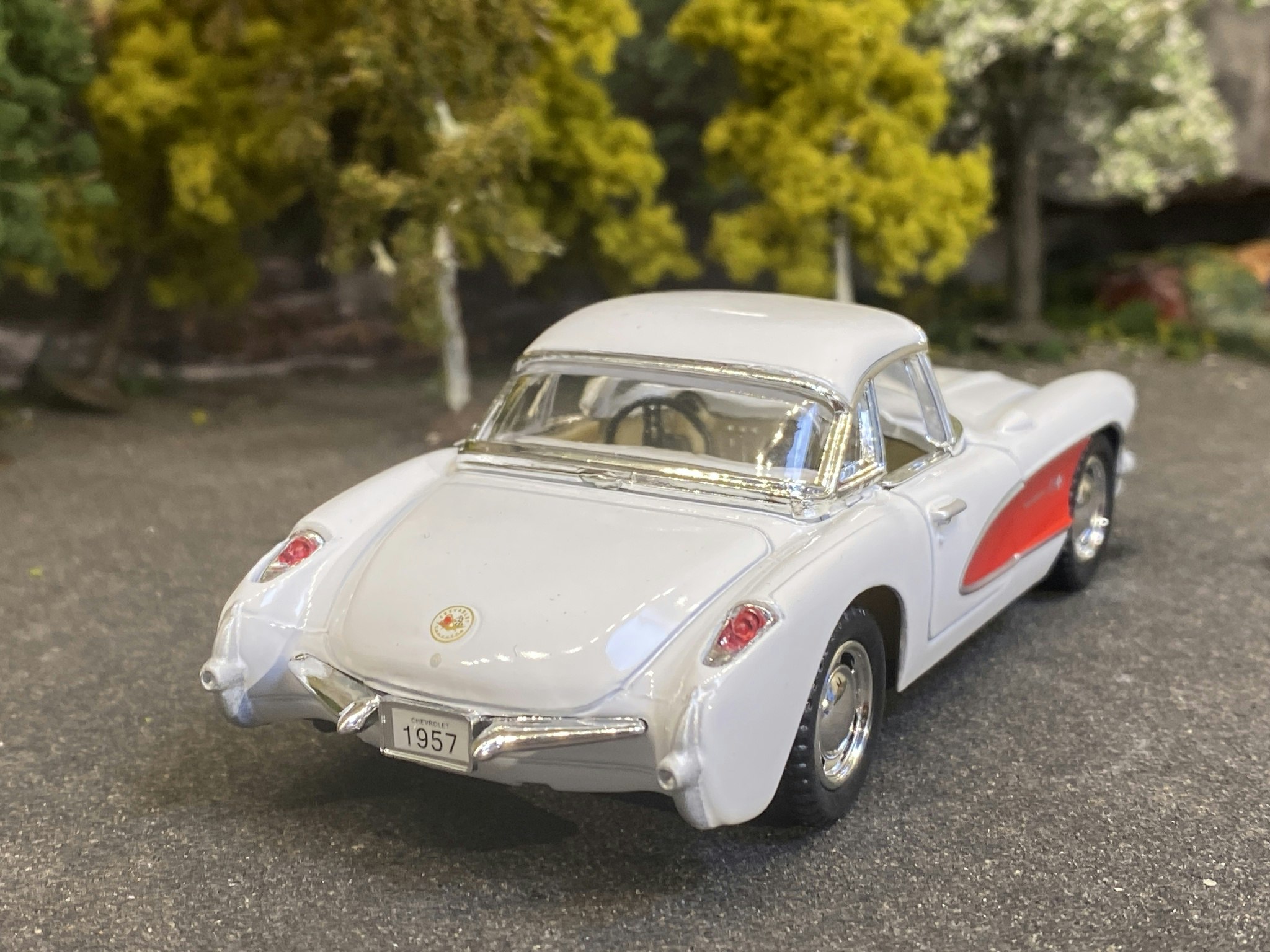 Skala 1/34 Chevrolet Camaro 1957, White / Red fr Kinsmart