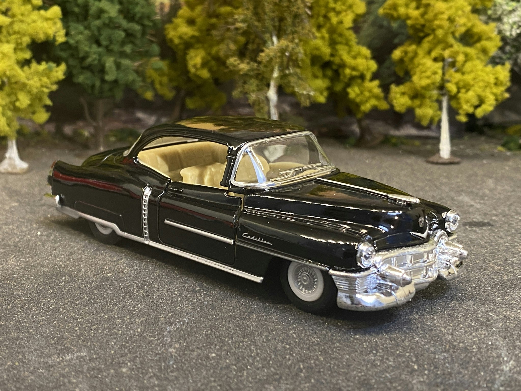 Skala 1/43 1953 Cadillac Series 62 Coupe, Black fr Kinsmart