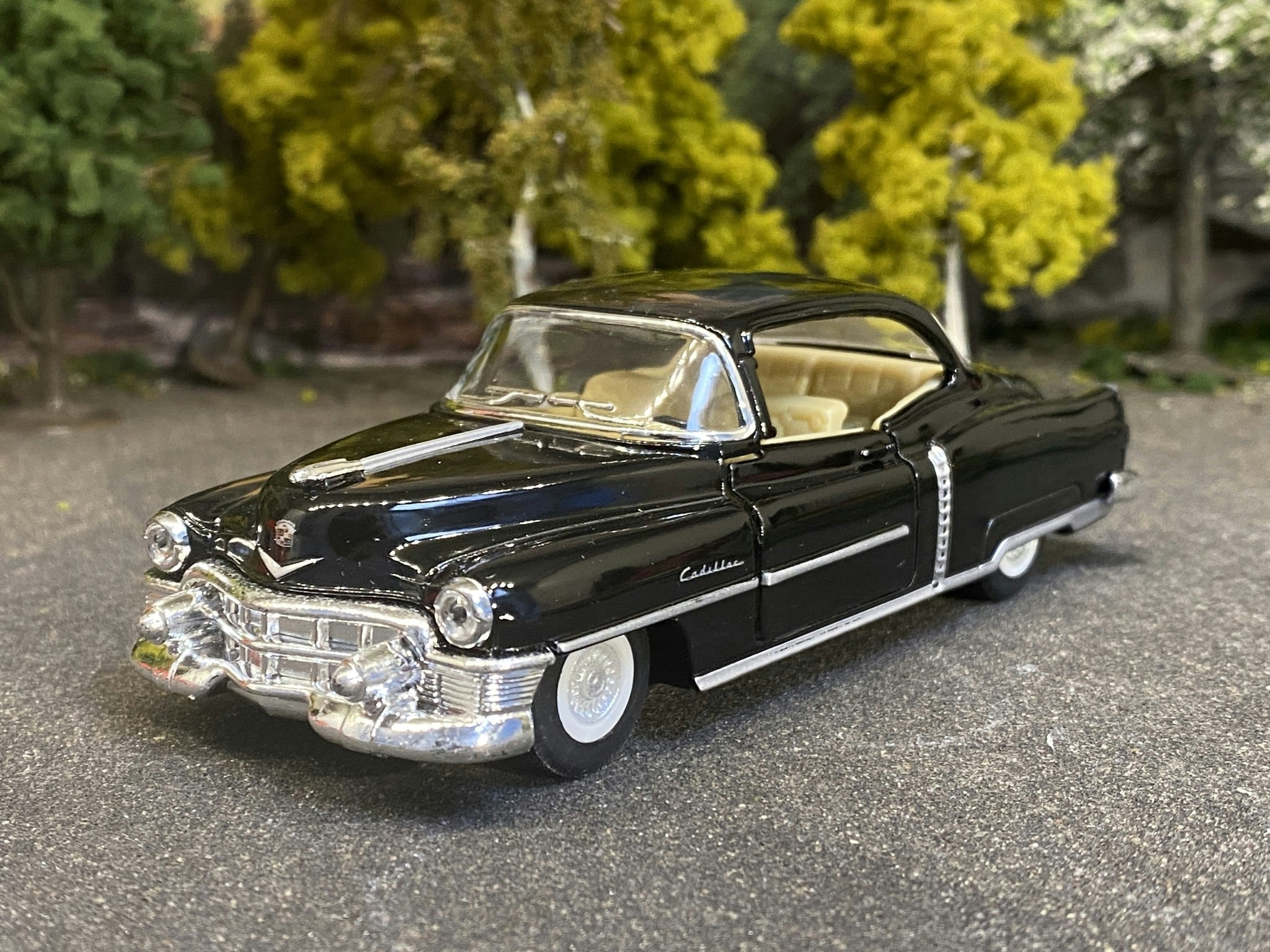 Skala 1/43 1953 Cadillac Series 62 Coupe, Black fr Kinsmart