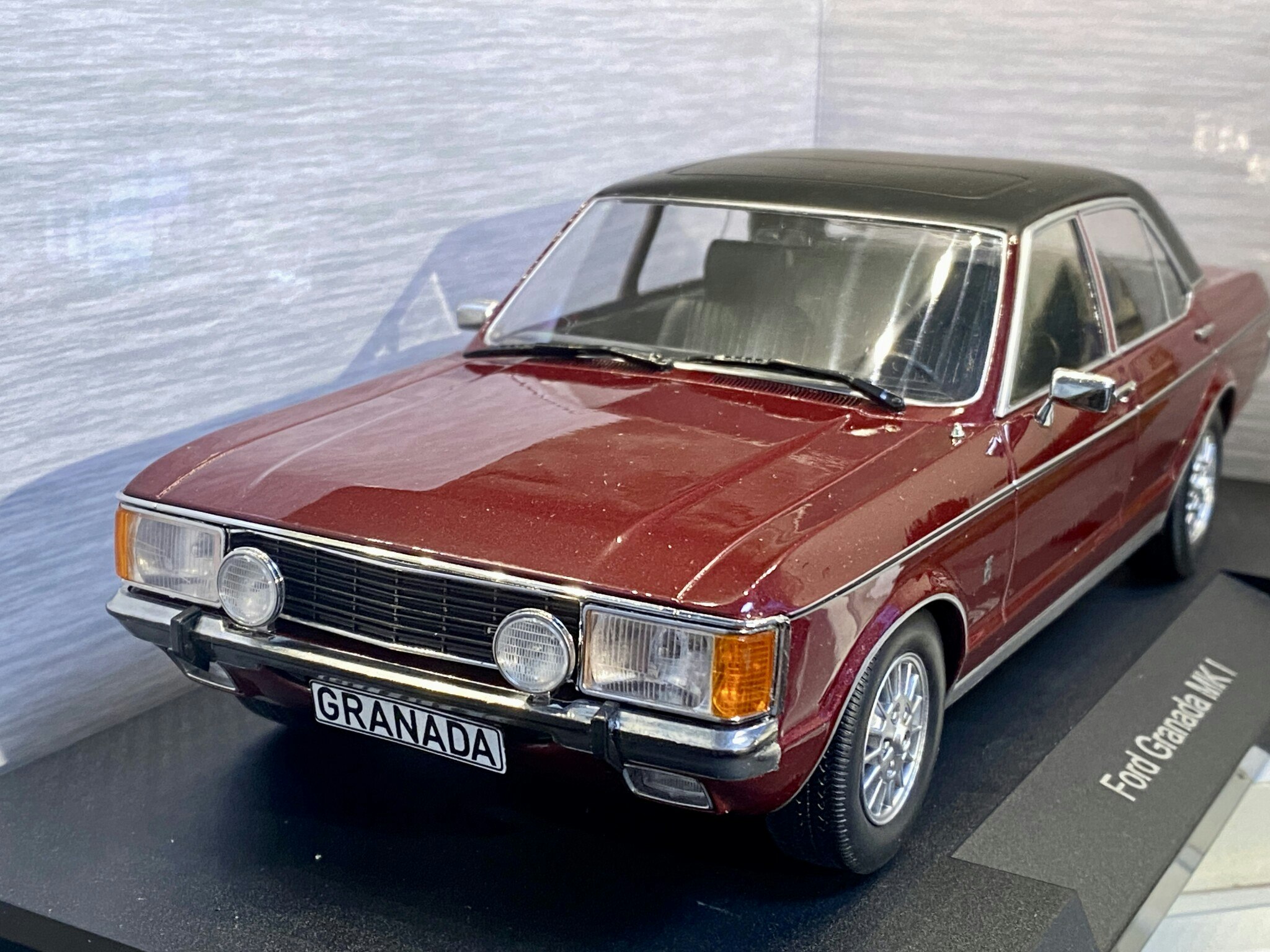 Skala 1/18 Ford Granada Mk I, red/black fr MCG/Model Car Group