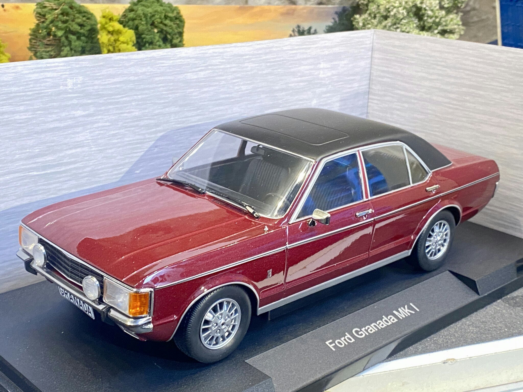 Skala 1/18 Ford Granada Mk I, red/black fr MCG/Model Car Group
