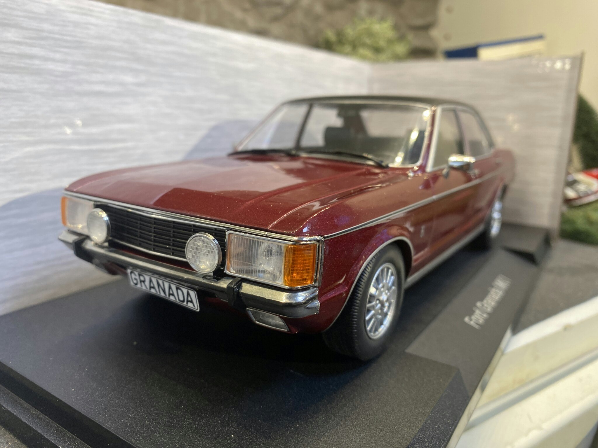 Skala 1/18 Ford Granada Mk I, red/black fr MCG/Model Car Group