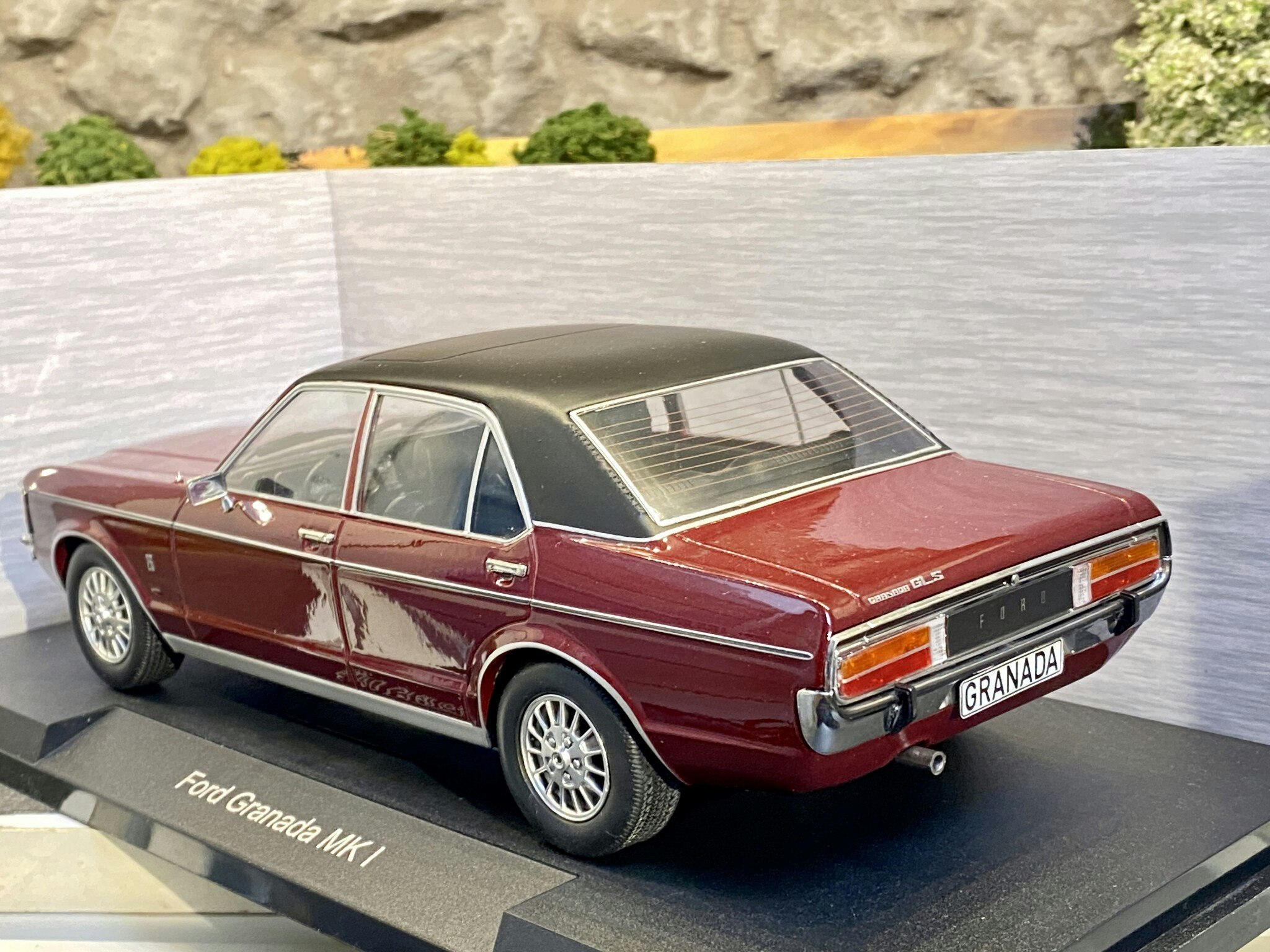 Skala 1/18 Ford Granada Mk I, red/black fr MCG/Model Car Group