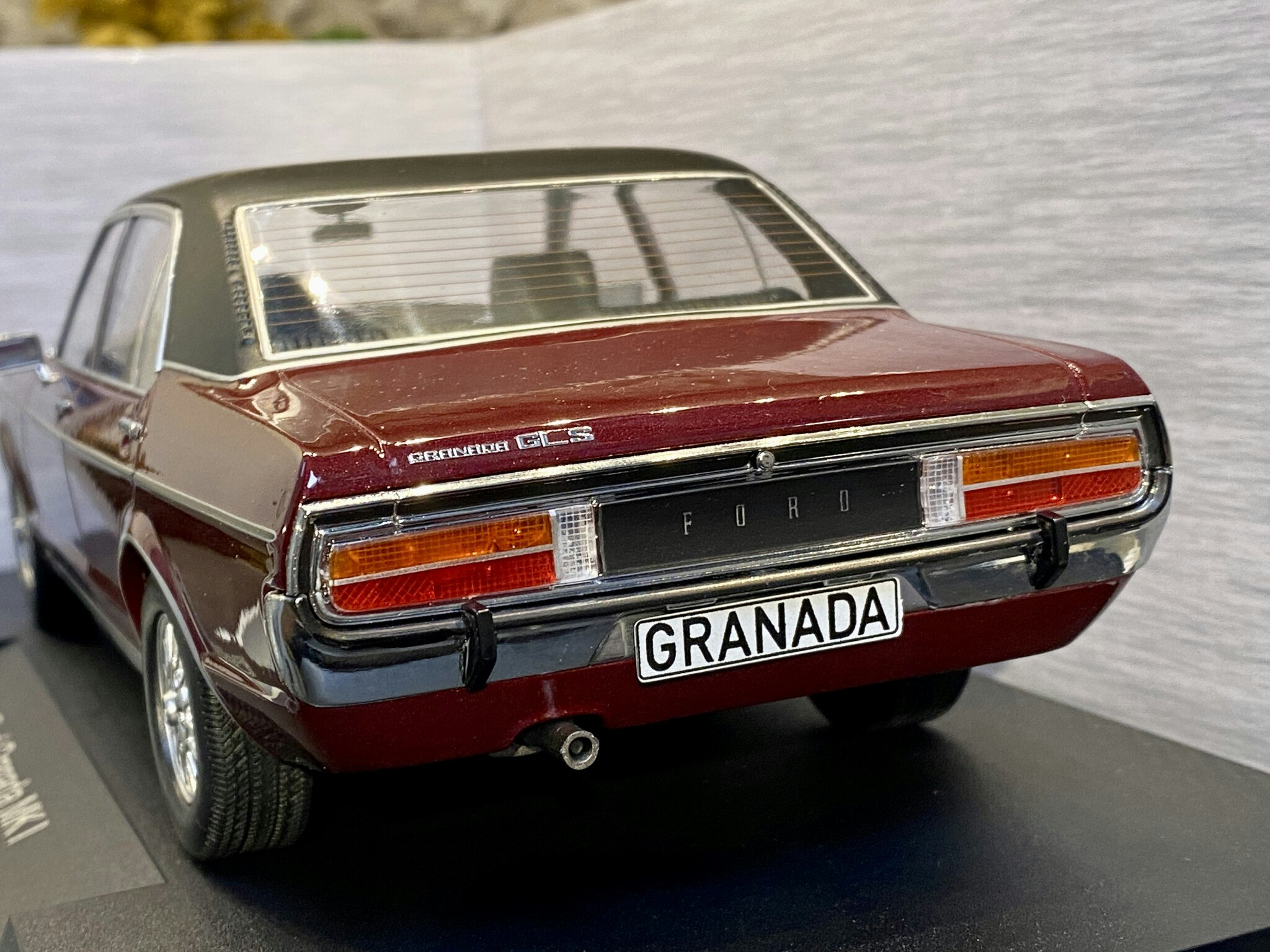 Skala 1/18 Ford Granada Mk I, red/black fr MCG/Model Car Group