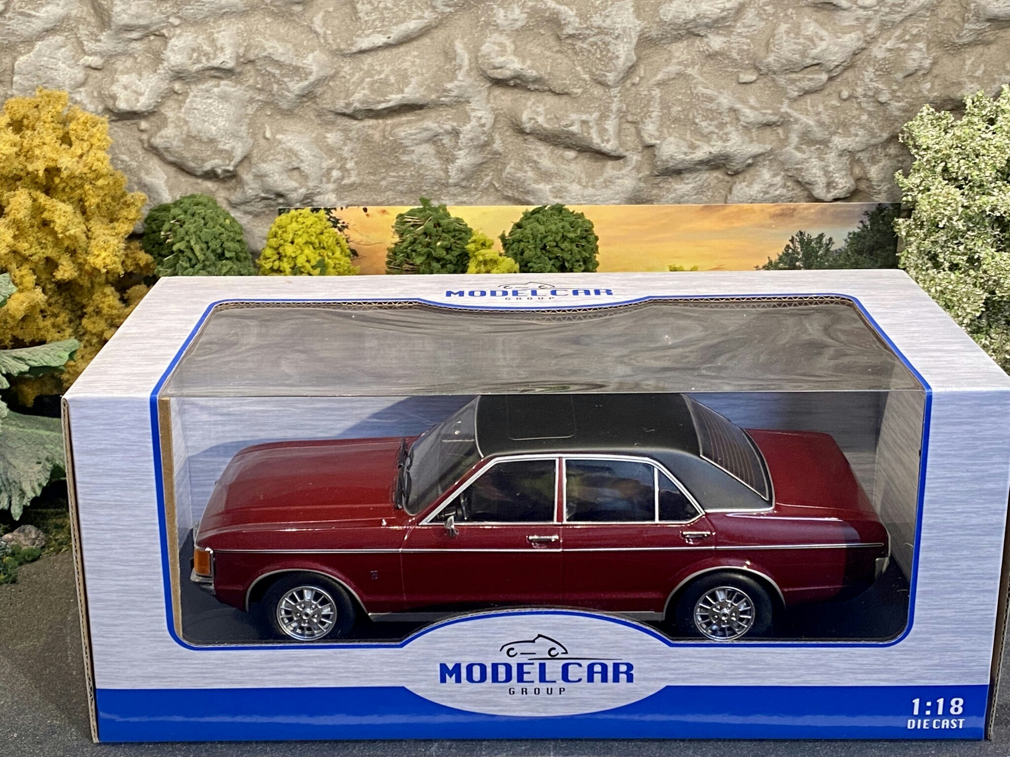 Skala 1/18 Ford Granada Mk I, red/black fr MCG/Model Car Group
