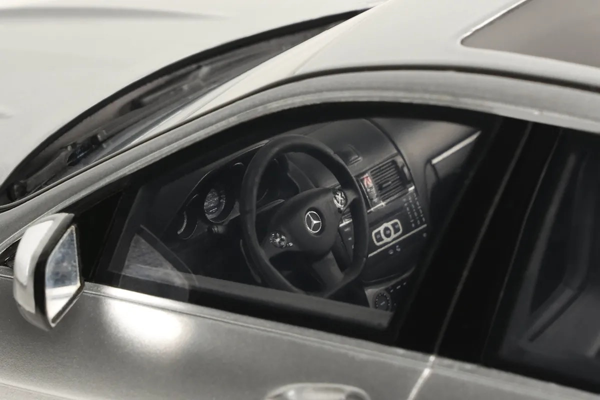 Skala 1/18 MERCEDES-BENZ C63 AMG SILVER (GT462) fr GT Spirit