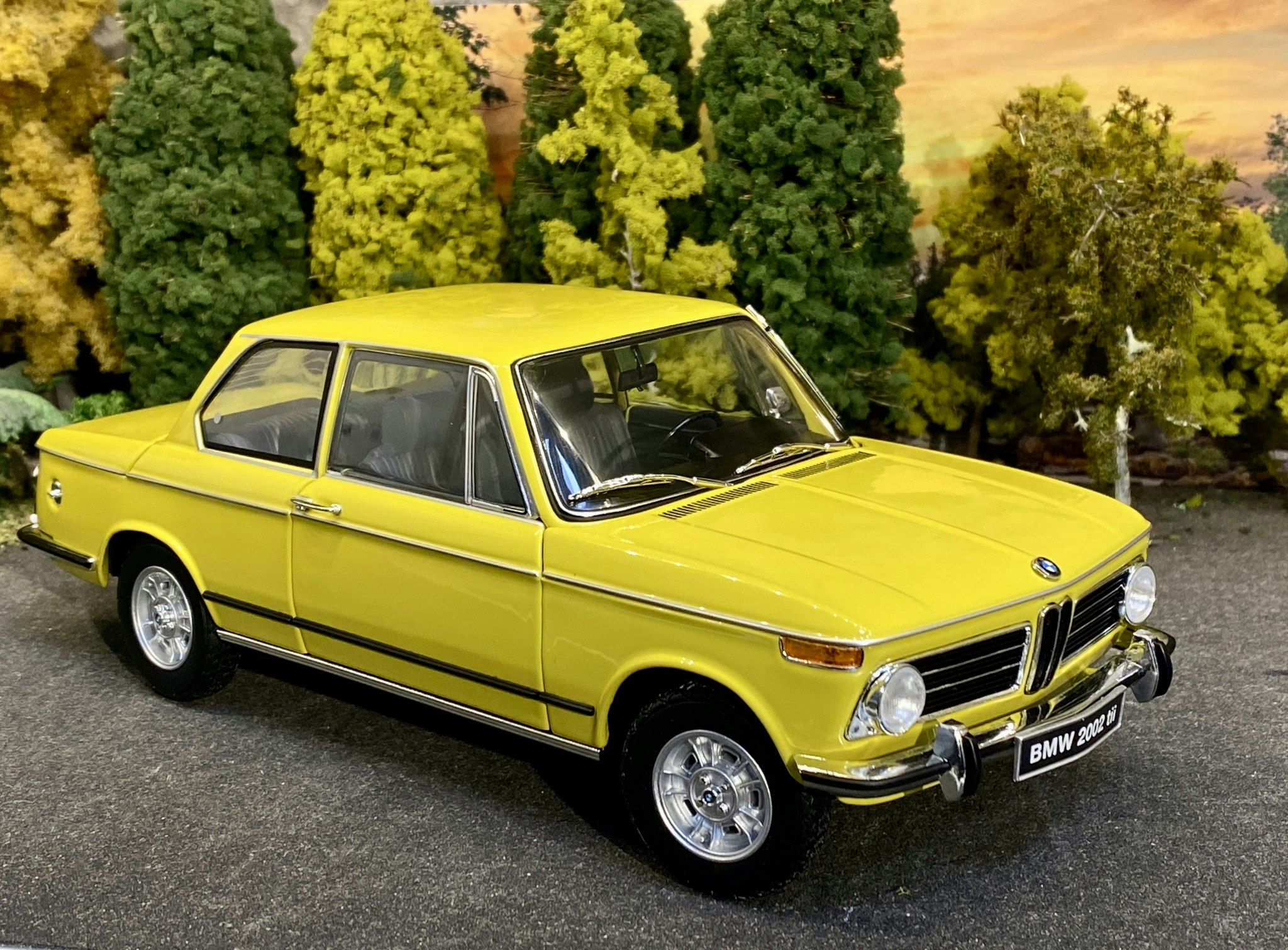 Skala 1/18 BMW 2002 tii, Yellow (08543GF) fr Kyosho